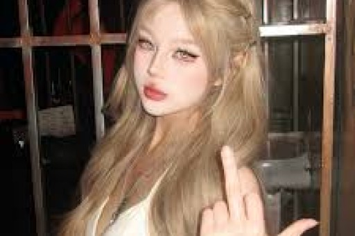 韩国女星Jennie耍大牌事件后《时代》红毯争艳直角肩再成亮点